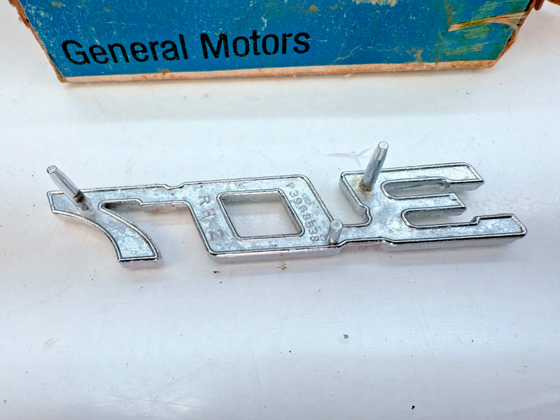 NOS 1969 70 - 71 1972 CHEVY CHEVELLE IMPALA 307 FENDER EMBLEM 3968538 GM B83-70