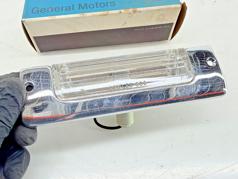 (1) NOS 1957 Chevrolet BelAir 210 Rear License Plate Light Lamp 898309 C70-24