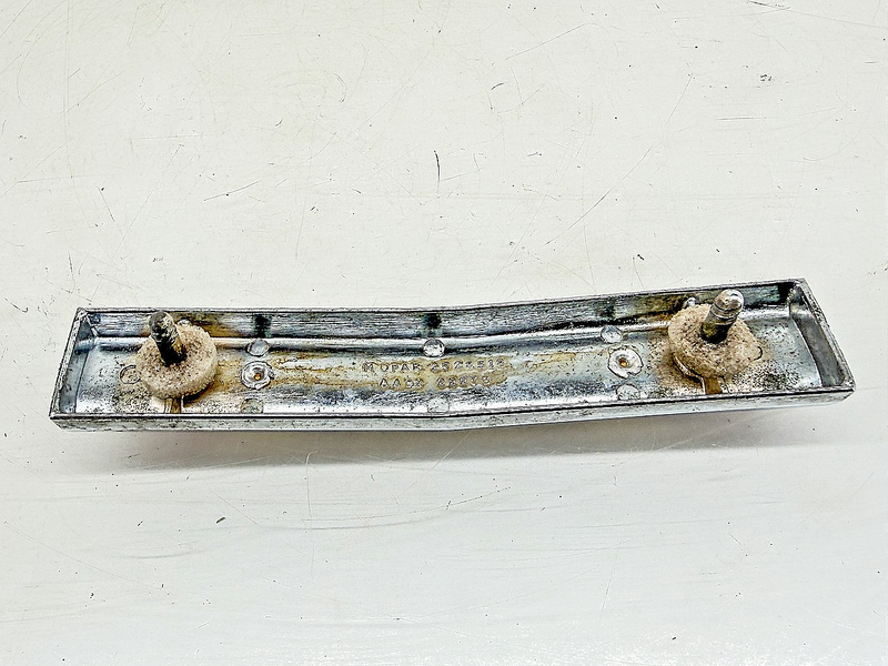 1965 CHRYSLER NEW YORKER EMBLEM REAR TRUNK CENTER EMBLEM 2528518 E10-39