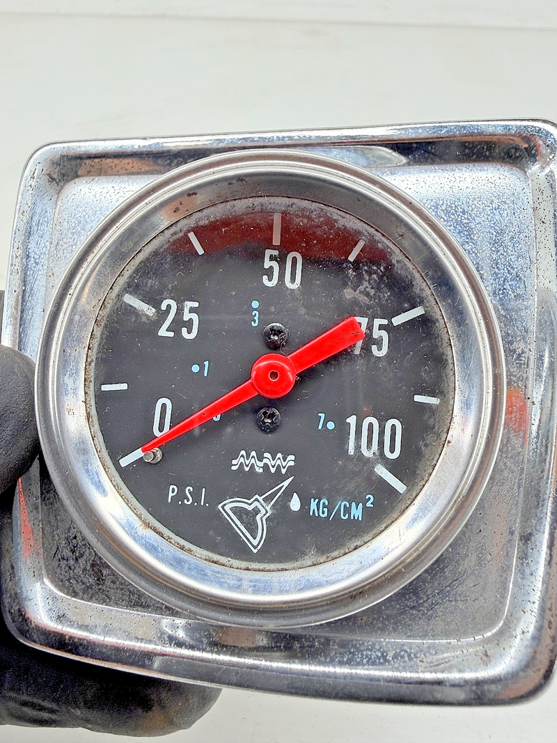 Vintage 1960s - 1970s Datsun Toyota JDM Oil Pressure Gauge 100 PSI KG/CM2 C39-54