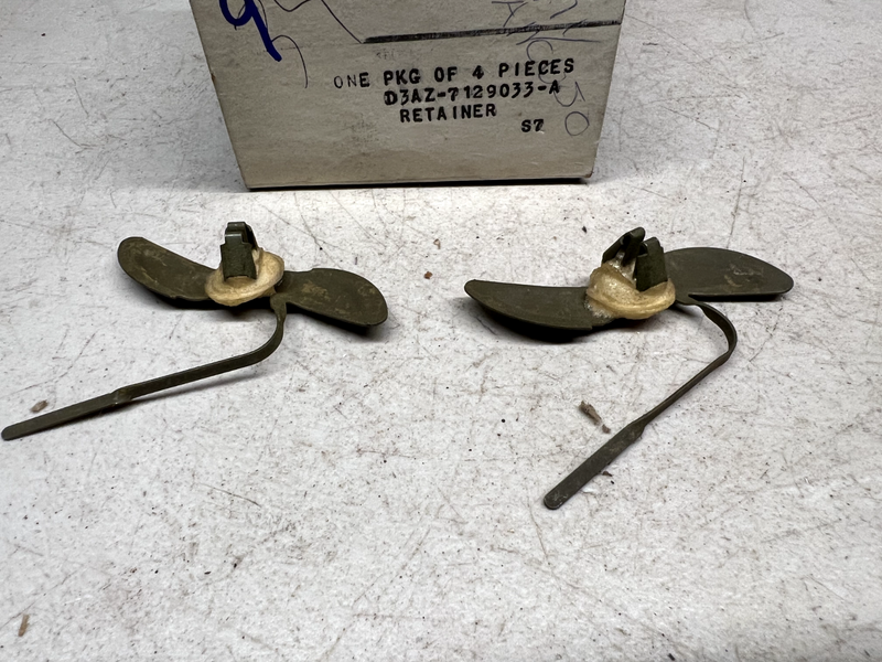 NOS FORD RETAINER CLIPS BODY MOUNT D3AZ-7129033-A B25-9