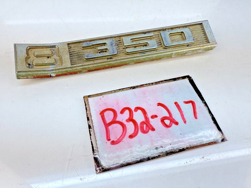 BRKN OEM Vintage 1969 - 1972 CHEVY TRUCK 8 350 FENDER EMBLEM 3950926 B32-217