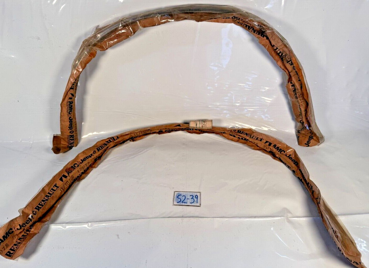 (1) NOS 1986 AMC Jeep Renault Fender Trim Moulding 8129058 84 S2-39