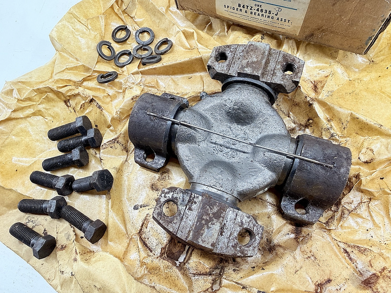 NOS OEM 1970-1976  Ford Truck LN 600 6000 U-Joint Fuller 610 Transmission B52-27