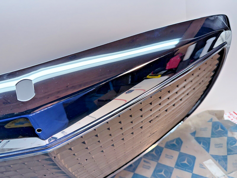 NOS 1974 - 1976 Mercedes W114 W115 C114 Front Grill Assembly Late Model 1975 P7