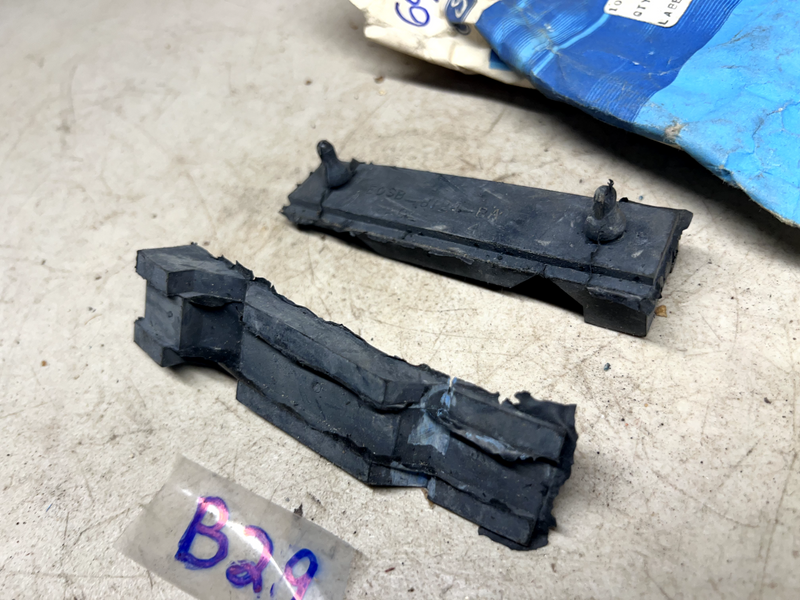 (2) NOS 1980 - 1988 FORD THUNDERBIRD RADIATOR INSULATOR UPPER E0SZ-8124-B B29-69