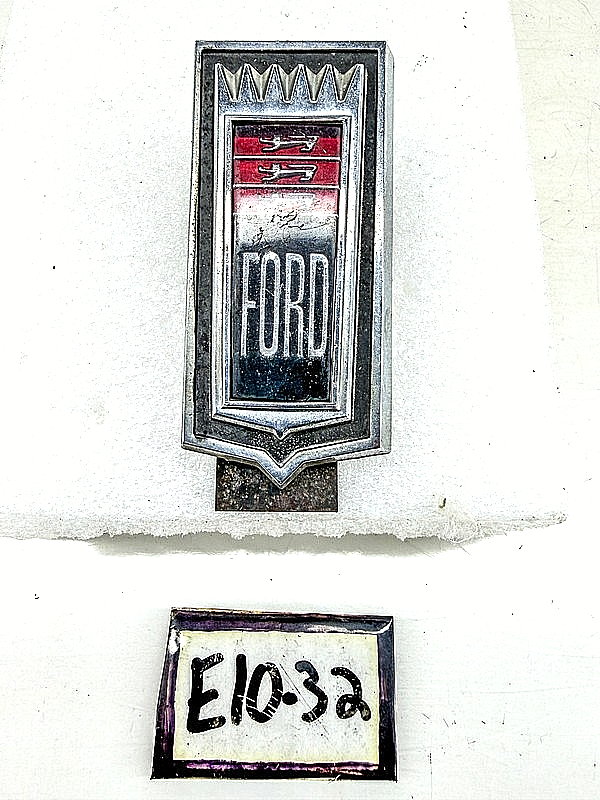 OEM 1971 1972 FORD CREST TRUNK HOOD EMBLEM 3 LIONS D1AB-8B369-BEC E10-32