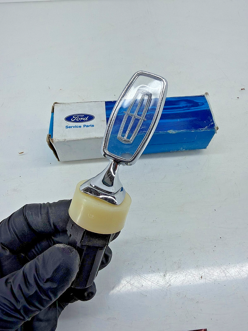 NOS 1985 1986 1987 LINCOLN Chrome Hood Ornament Emblem F00Y-16850-A C56-25