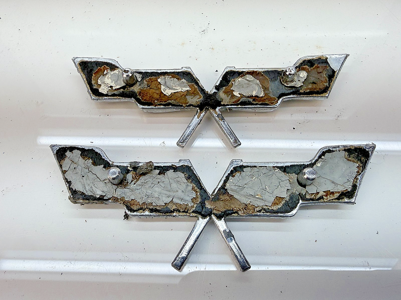 OEM 1979 Chevrolet Corvette PAIR Gas Fuel Door Emblem 471295 E8-70