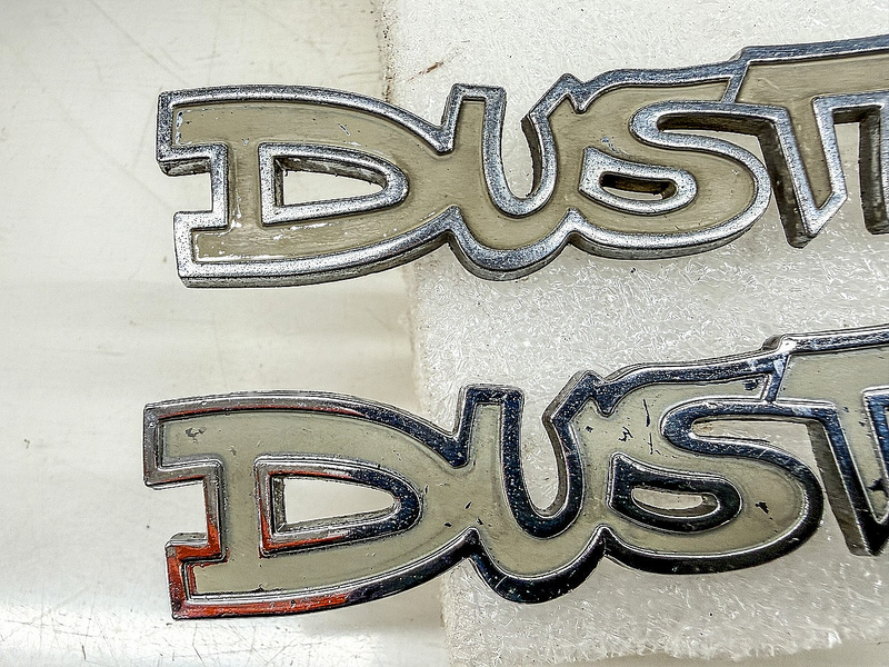 OEM 1972 - 1976 PLYMOUTH DUSTER FENDER EMBLEM PAIR MOPAR 3680304 E10-9