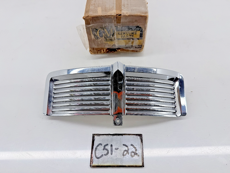 NOS GM 1962 OLDSMOBILE SUPER HOLIDAY 88 FRONT LH DOOR MOLDING CHROME 62 C51-22