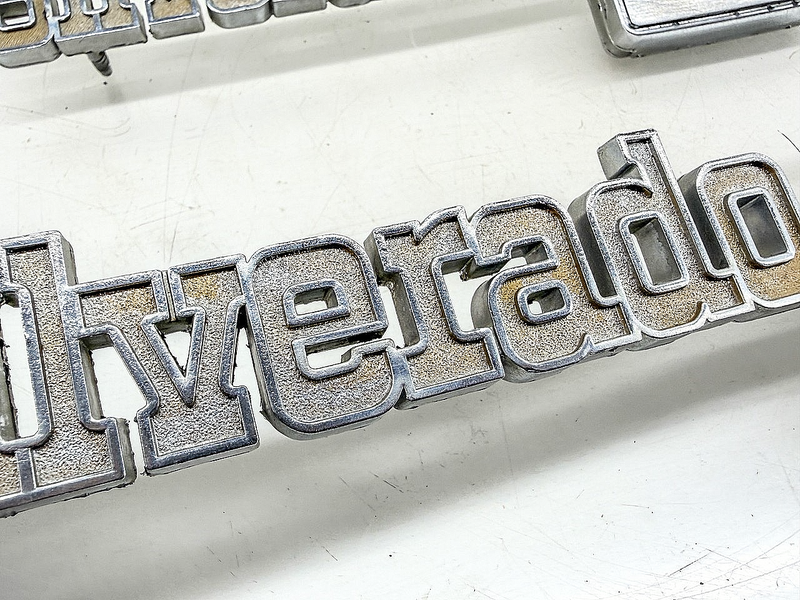 OEM 1975 - 1980 CHEVY SILVERADO 10 DIESEL FENDER EMBLEM PAIR 14016642 E10-2