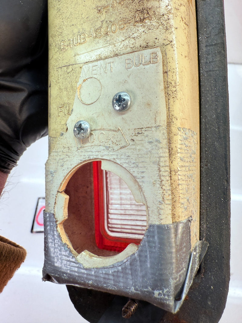 1975-1991 FORD E150 E250 E350 Drivers Left SIDE TAIL LIGHT E4UB-13405 C23-20