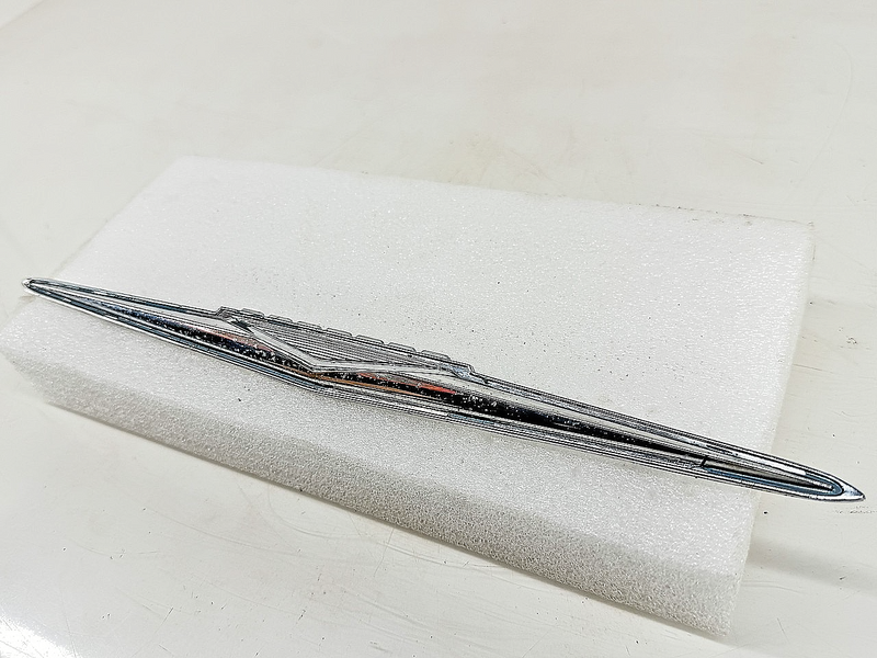 OEM 1960 - 1961 PONTIAC BONNEVILLE QUARTER PANEL EMBLEM 4816140 E10-26