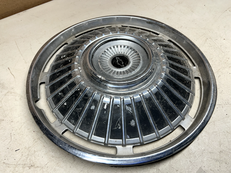 OEM GM 1964 Chevrolet Chevelle Malibu 14" Hubcap Wheel Center 64 B40-10