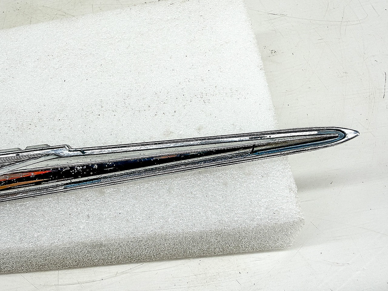 OEM 1960 - 1961 PONTIAC BONNEVILLE QUARTER PANEL EMBLEM 4816140 E10-26